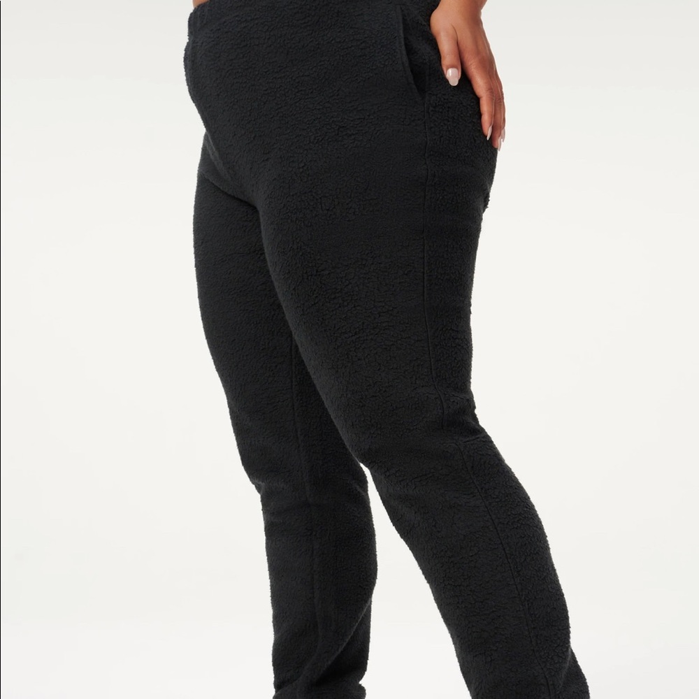 GOOD AMERICAN SHERPA BOYFRIEND SWEATPANT